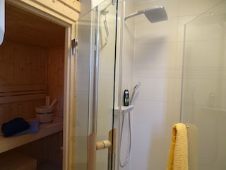 Saunabad mit ebenerdiger Regendusche