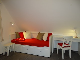 Schlafzimmer: Kojenschlafbett & Schreibtisch