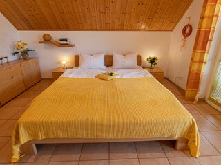 Großes Bett in Schlafzimmer 1
