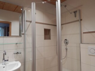 neues Bad mit ebenerdiger Dusche