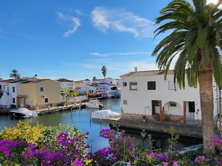 Balkon mit Blick auf den kleinen Hafen