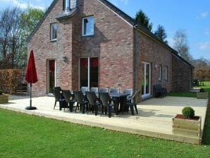 Geräumiges Ferienhaus in Ovifat mit Terrasse - Robertville - image1