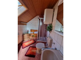 Bad mit Elektroheizung, Badetücher, Toilettenpapier