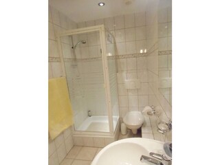 Badezimmer mit Dusche u. Fußbodenheizung
