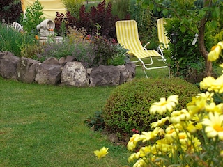 Hausgarten mit Sonnenliegen