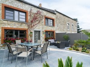 Holiday house Spacious Holiday Home With Fireplace - Doische - image1