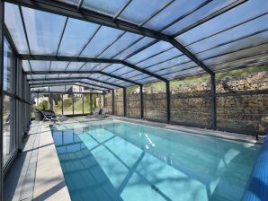 Villa in Nadrin mit Pool und Naturblick