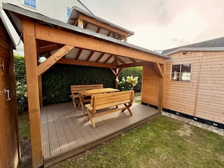 Fahrradschuppen und Gartenpavillon