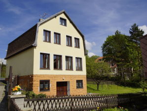 Encantadora casa de vacaciones en Pernink en un hermoso entorno verde montañoso - pernink - image1