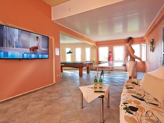 Aufenthalts- und TV-Raum mit Billard