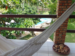 Blick von der oberen Terrasse in den Garten