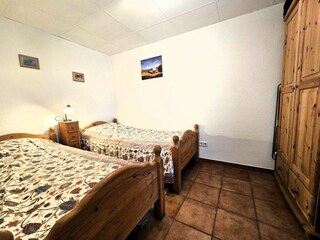 Das Kinderzimmer mit getrennten Betten und Schrank