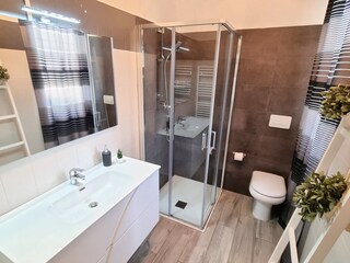 apartment lazise bathroom
