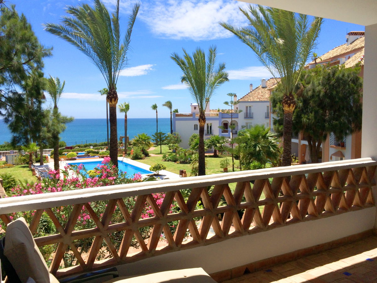 Blick von Terrasse auf Pool und Meer