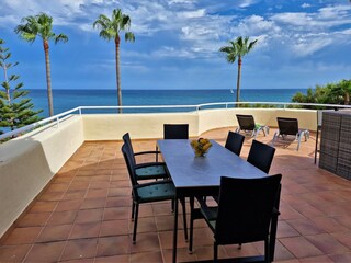 outside dining area w. seaviews