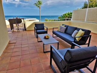 grosse Terrasse mit Lounge-Möbeln