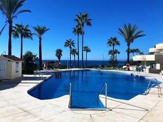 grosser Pool direkt am Strand