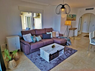 modernes und helles Wohnzimmer