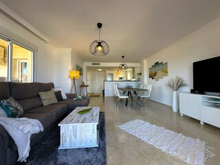 grosses und helles Wohnzimmer mit direktem Meerblick