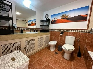 master bathroom en-suite