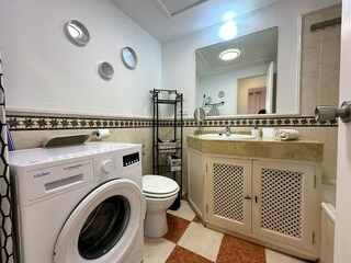 zweites Vollbad mit Fenster