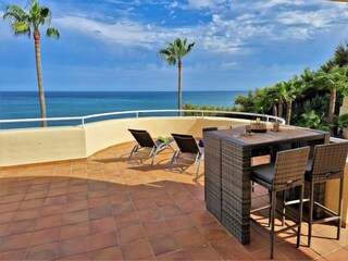 spacious terrace w. frontal seaviews