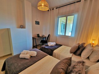 zweites Schlafzimmer mit Bürotisch