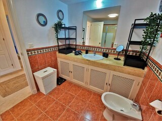 grosses en-suite Hauptbadezimmer
