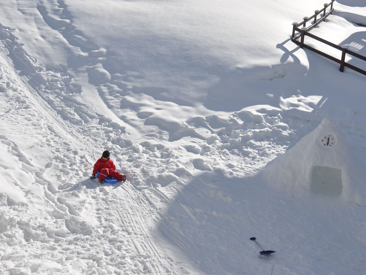 Spielen neben dem Chalet Goldblick im Schnee