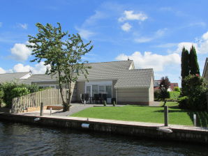 Vakantiehuis Ursula Holiday Home directly on the water with a jetty