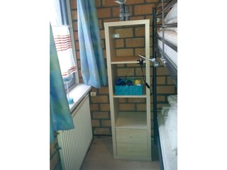 Kinderzimmer; vorn befindet sich noch ein Schrank