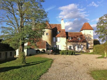 Schloss Un château en bordure de rivière