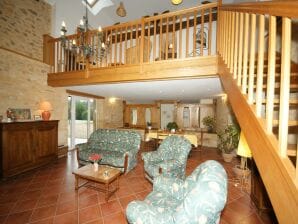 Geräumiges Ferienhaus in Besse mit Swimmingpool - Bouzic - image1
