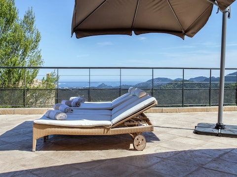 Villa en Les Adrets con piscina y vistas a la colina
