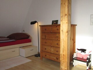 Blick in die Kammer mit Einzelbett