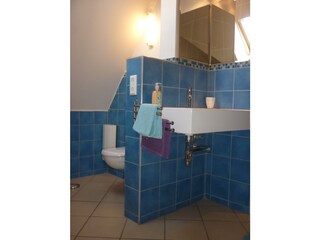 Badezimmer (Dusche rechts vom Waschbecken)