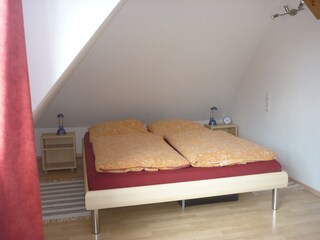 Schlafzimmer mit Doppelbett