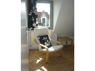 Sessel in Schlafzimmer mit Einzelbett