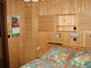 das Schlafzimmer mit Doppelbett