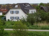 Blick vom Deich auf das schmucke Ferienhaus