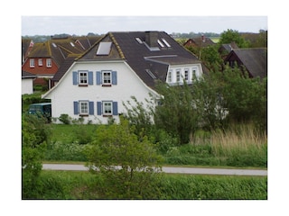 Blick vom Deich auf das schmucke Ferienhaus