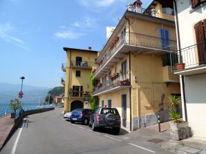 Apartment Grazioso appartamento con terrazza fronte lago