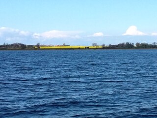 Blick vom Schiff auf die Insel