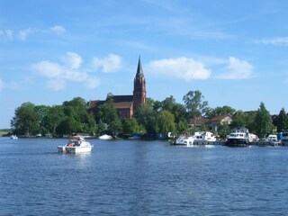 Röbel/Müritz am Hafen mit Blick auf die Kirche