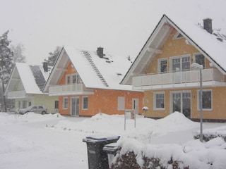 Winterlandschaft der Ferienhäuser in Röbel / Müritz