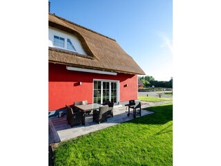 Terrasse mit Esstisch und 8 Stühle, elektr. Markise