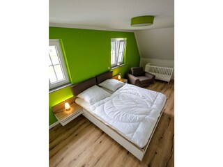gr. Schlafzimmer im OG mit Kinderbettchen