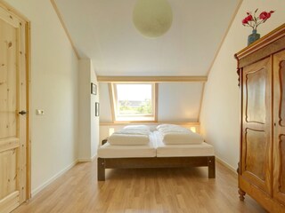 Großes Schlafzimmer mit Doppelbett