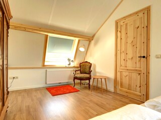 Großes Schlafzimmer mit Doppelbett