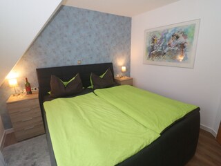Schlafzimmer 1 mit Boxspringbett